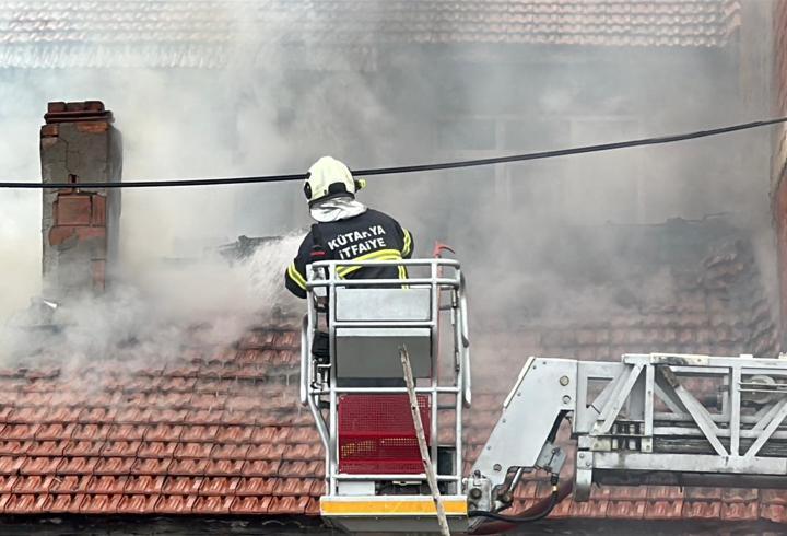 Evin çatısı yandı