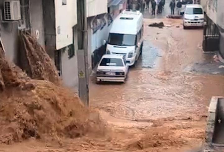 Güneydoğu'da sağanak alarmı: Diyarbakır'da yol çöktü, 11 mahalleye ulaşım kapandı! Şanlıurfa'da Balıklıgöl taştı