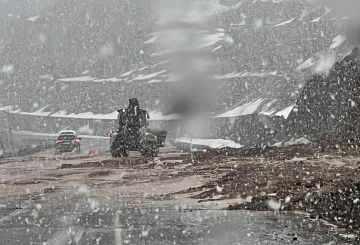 Bingöl’de sağanak sonrası yolda biriken çamur temizlendi