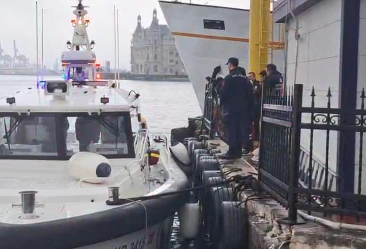 Sarıyer’de Esra Poyraz T.’nin kafeteryası, boşanma aşamasında olduğu ve 11 aydır ayrı yaşadığı eşi Oğuzhan T. tarafından soyuldu. Kasadan bilezik çalıp kaçan Oğuzhan T., Sarıyer Devriye Ekipler Amirliği polisleri tarafından yakalandı. Şüphelinin polisteki ifadesinde "Dükkana gittim çiçek göndermiştim o gitti mi diye kontrol ettim. Eşime sürpriz yaptım" dediği öğrenildi.5