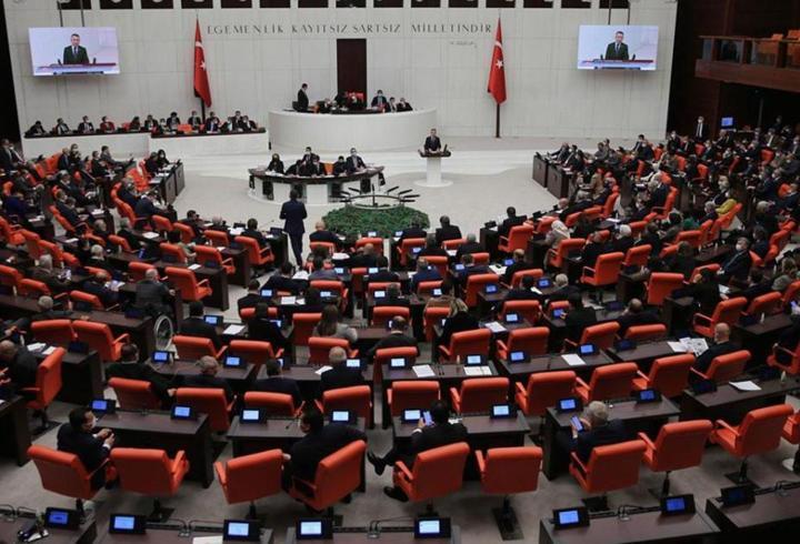 İzmir'in Konak ilçesinde önünü kesen gruptakiler tarafından çıkan tartışmada kalbinden bıçaklanan müzisyen Emre Duman (31), kaldırıldığı hastanede hayatını kaybetti.

9