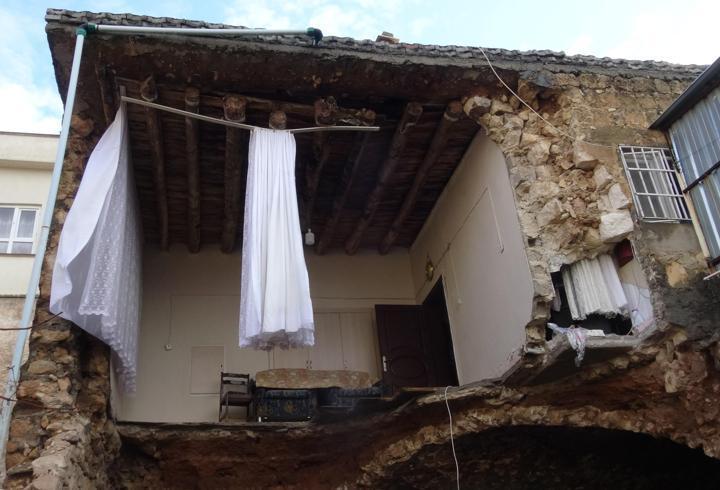 Batman’da sağanak sırasında evin bir bölümü çöktü