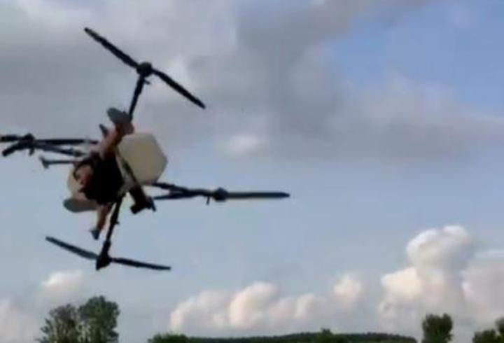 Tarım dronuna tutunan çiftçinin düştüğü anlar kamerada