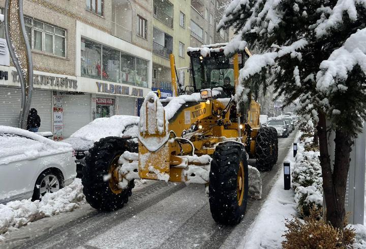 Hakkari'de 82 yerleşim yerinin yolu ulaşıma kapandı