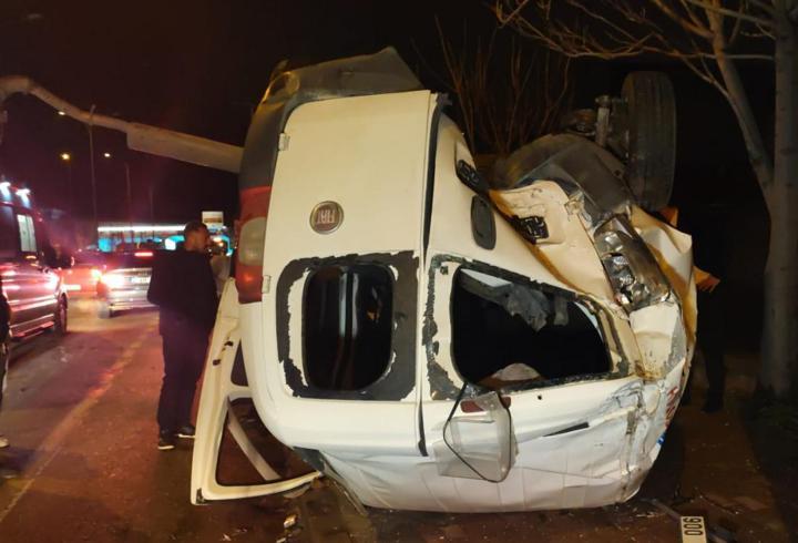 Aksaray’da hafif ticari araç takla attı: 2 yaralı