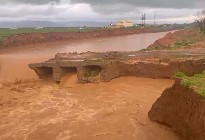 Mardin’de sağanak nedeniyle köprü yıkıldı, 'dünyanın en uzun adamı' yolda kaldı