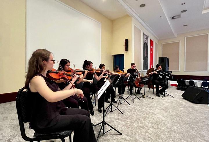 Öğrencilerden huzurevinde 'klasik müzik' şöleni