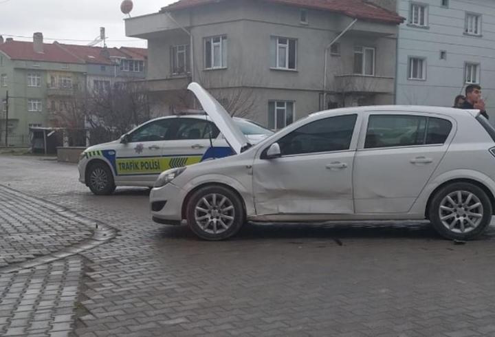 Otomobiller çarpıştı; aynı aileden 1’i çocuk 3 yaralı