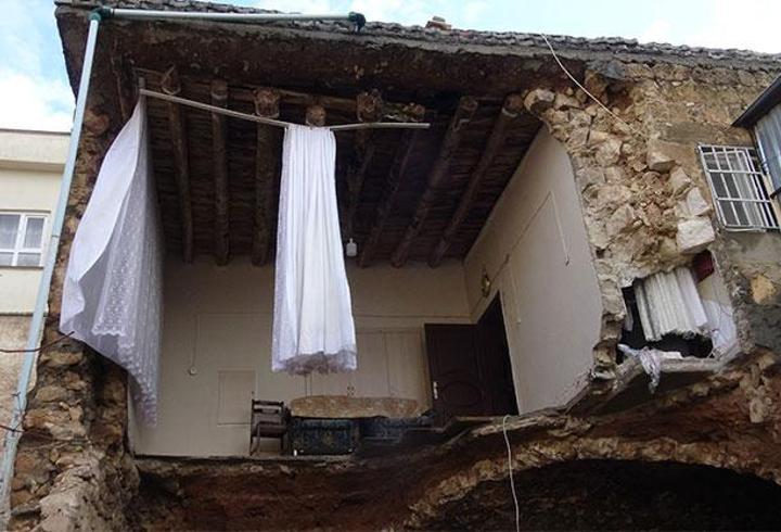 Batman'da sağanak: Ev böyle çöktü