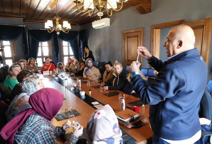 Osmangazi’de kadınlara özel düzenlenen parfüm yapım atölyesi yoğun ilgi gördü