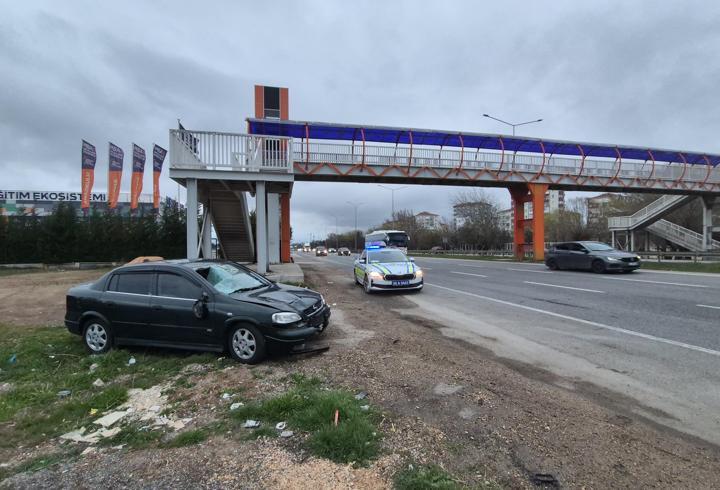 Üst geçide 20 metre mesafede otomobilin çarptığı yaya öldü