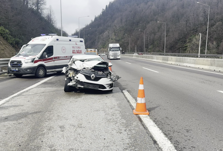 Otomobil, önündeki kamyonete çarptı: 2'si çocuk, 4 yaralı