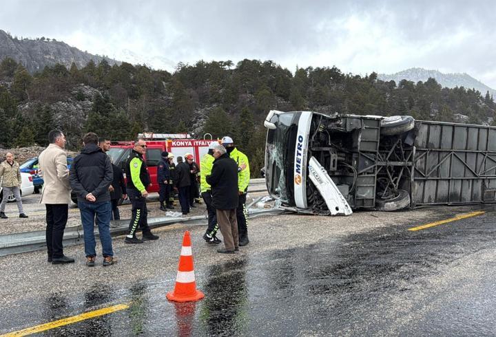 TOKİ İstanbul kura çekimi gündemdeki yerini koruyor. Bilindiği üzere bayramdan sonrası için tarih verilmişti. İstanbul’da hayata geçirilmesi planlanan kapsamlı sosyal konut projesi kapsamında TOKİ tarafından yapılacak kura çekimi, başvuru yapan binlerce kişi için merak konusu olmaya devam ediyor. İstanbul’un en yoğun başvuru alan şehir olması nedeniyle kura sürecinin takvimi büyük önem taşırken; hak sahiplerinin belirleneceği gün, sonuçların ilan edileceği tarih ve tüm aşamaların Tokİ ile Çevre,