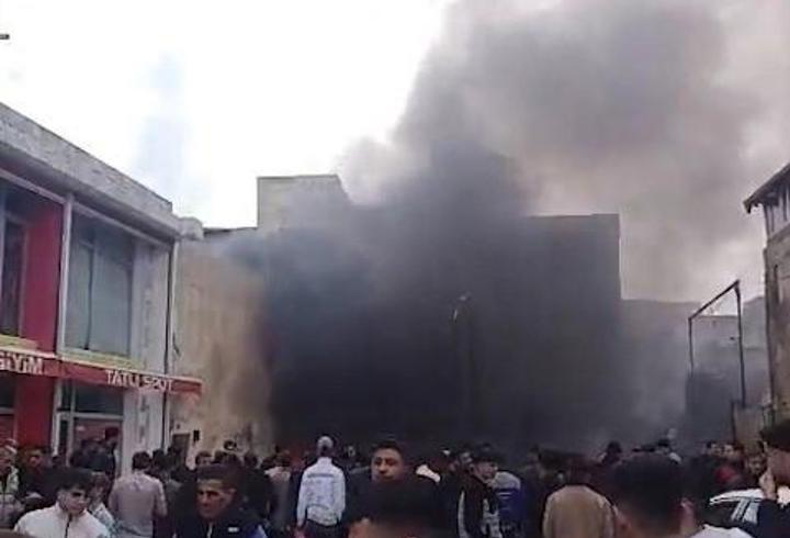 Şanlıurfa’da trafodaki patlamada park halindeki 4 araç hasar gördü