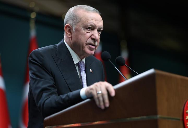 Deprem haberleri ile ilgili araştırmalar 24 Mart Salı günü yoğunluk kazandı. Bulundukları bölgede sarsıntı hisseden çok sayıda vatandaş "24 Mart Salı deprem mi oldu? Nerede, kaç şiddetinde? Tokat'ta  deprem mi oldu? Manisa'da deprem mi oldu?, Antalya'da deprem mi oldu?" sorularına yanıt arıyor. Peki, bugün deprem mi oldu? Deprem nerede oldu, kaç şiddetinde? İşte, 24 Mart Salı günü Kandilli Rasathanesi ve AFAD tarafından yayımlanan son depremler listesi... 1