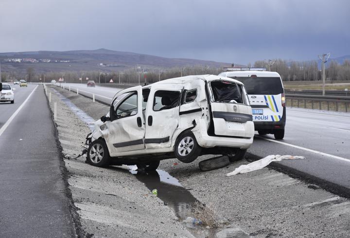TIR'a çarpan hafif ticari aracın sürücüsü ağır yaralandı