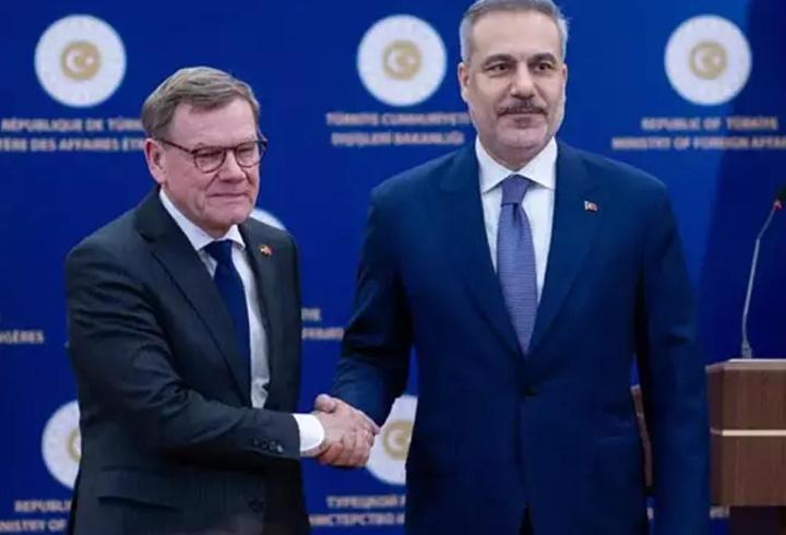 Ankara’da tıp fakültesinde okuyan kızına internetten cep telefonu siparişi verdi. Ancak hediyeyi teslim etmesi gereken kurye, cep telefonunu sattı. Elde ettiği paranın bir kısmını ise eğlence mekanlarında harcadı. Tıp öğrencisinin şikayeti üzerine kurye gözaltına alındı. Kuryenin telefonu sattığı anlar ise saniye saniye kaydedildi.1