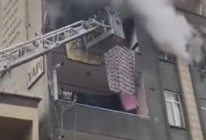 İstanbul - Küçükçekmece'de beş katlı binada yangın: 5 kişi dumandan etkilendi