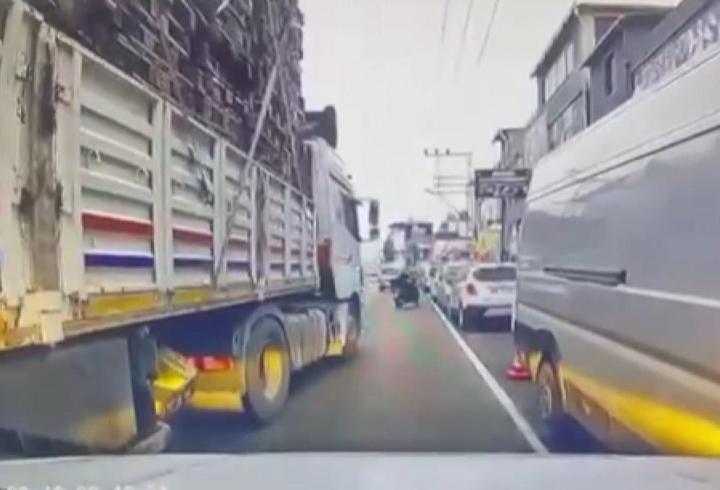 TIR'dan inip, bıçakla otomobile saldırdılar