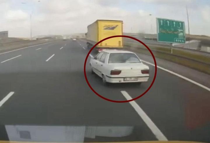 İstanbul'da makas atan sürücünün bariyere çarptığı kaza kamerada