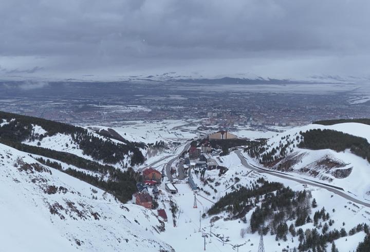 Kar kalınlığının 240 santimetre ölçüldüğü Palandöken'de kayak sezonu uzadı