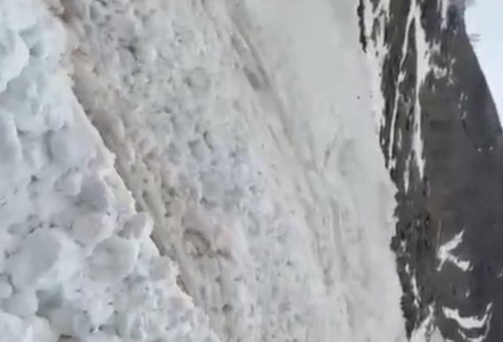 Hakkari'de köy yakınına çığ düşme anı görüntülendi