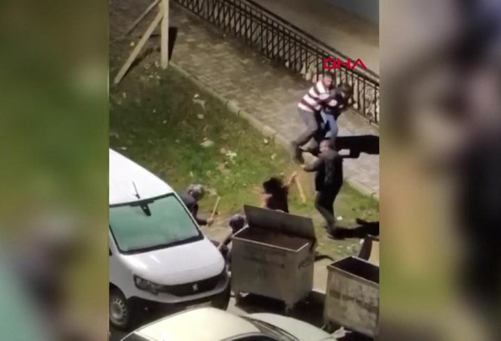 Eski eşinin evine gitti, komşular sopalarla saldırdı!