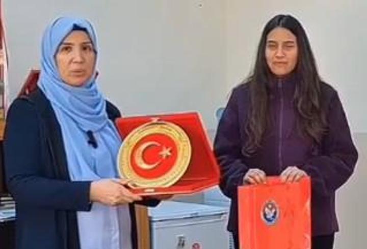 Askerlere atkı ve mektup gönderen öğrencilere teşekkür plaketi