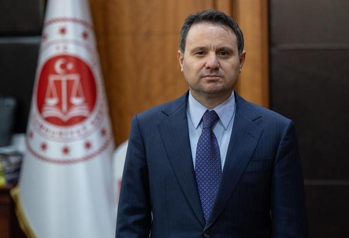 AK Parti, yerel yönetim reformu hazırlık çalışmalarını sürdürüyor. Yapılan toplantılarda öne çıkan fikirler taslak metne kaydediliyor. O taslakta belediyelerdeki ihale süreçlerinin daha şeffaf hale getirilmesi, bazı kalemlerdeki harcamalara sınır getirilmesi, imar rantını önleyecek mekanizmalar kurulması gibi seçenekler var.9