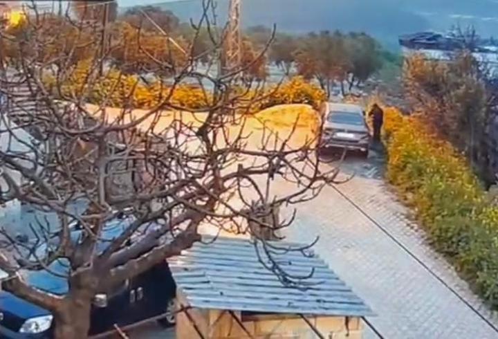 Otomobili kundaklayan şüpheli, alevlerin arasında kaldı