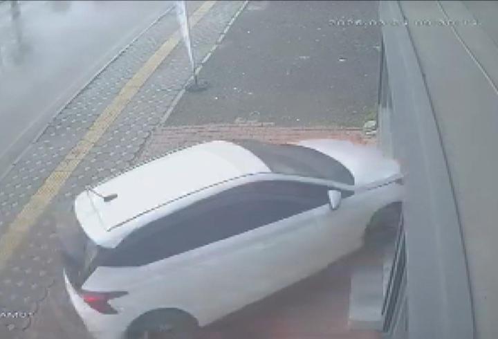 Osmaniye’de otomobilin iş yerine daldığı kaza kamerada