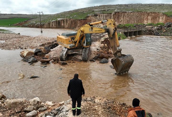Şanlıurfa’da selin zarar verdiği yollarda onarım çalışmaları sürüyor