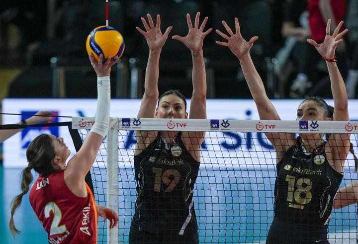 İngiltere 2. Lig ekibi Crawley Town, teknik direktörlük görevine eski Türk milli futbolcu Colin Kazım-Richards'ı getirdi.3