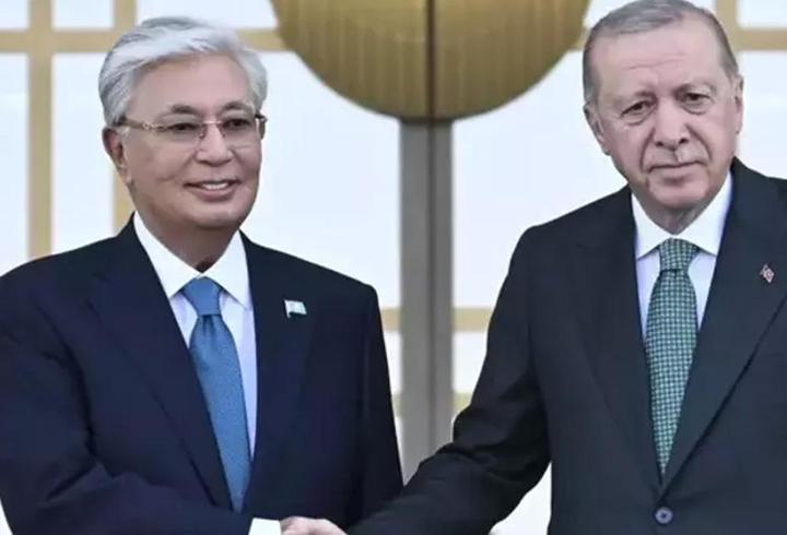 Meteoroloji 25 Mart'a dair hava durumunu il il yayınladı. İstanbul2da yağışlı hava devam edecek. Meteoroloji Genel Müdürlüğü'nün son hava durumu değerlendirmelerine göre yarın Doğu Karadeniz’in iç kesimlerinin yüksekleri ile Doğu Anadolu’nun doğusunda karla karışık yağmur ve kar görülecek. Öte yandan Çevre, Şehircilik ve İklim Değişikliği Bakanlığı Meteoroloji Genel Müdürlüğü Hava Tahmin Uzmanı Fevzi Burak Tekin, yaptığı değerlendirmede, yurtta beklenen hava durumuna ilişkin bilgi verdi. Peki bu