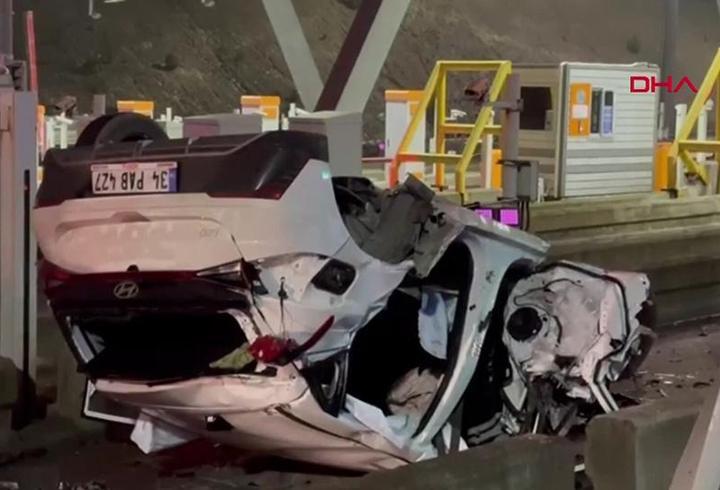 Gişelere çarpıp takla atan araçta 2 kişi yaralandı