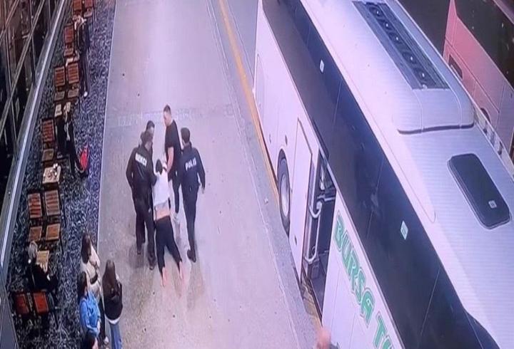 Araç sahiplerini yakından ilgilendiren 7574 sayılı yeni kanunla trafik kurallarında kapsamlı değişiklikler yapıldı; özellikle “ses sistemi cezası ertelendi mi?” sorusuna yanıt arayanlar için 27 Şubat 2026 itibarıyla yürürlüğe giren düzenlemeyle hem bu konu hem de güncellenen ceza tutarları netleşmiş durumda, böylece trafikte uygulanacak yeni kurallar ve yaptırımlar tüm detaylarıyla belirlenmiş oldu. Peki, ses sistemi cezası ertelendi mi? 2026 güncel ses sistemi cezası ne kadar?3