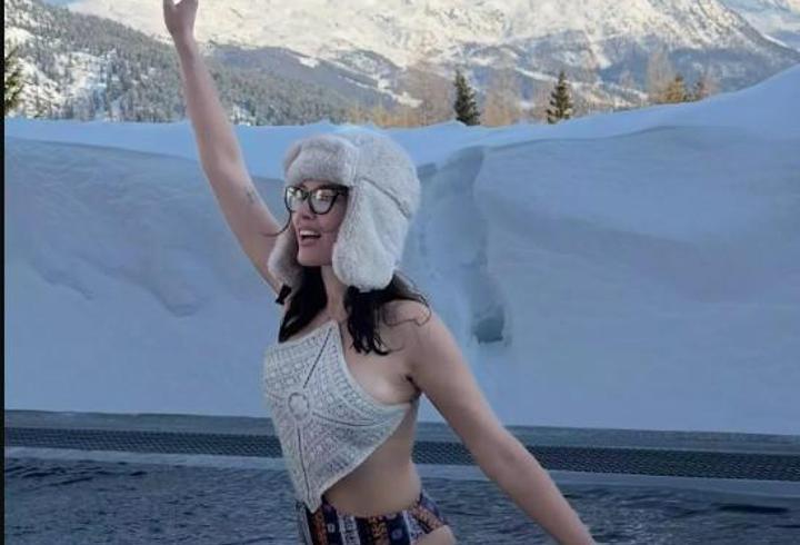 Pelin Akil’den olay paylaşım: Karlar içinde buz gibi suya girdi