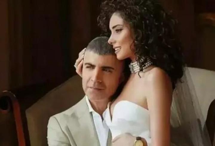 Özcan Deniz ile Samar Dadgar’dan Boğaz’da romantik yürüyüş