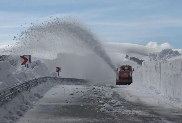 4 aydır ulaşıma kapalı olan 2 bin 600 rakımlı Bülbülan Geçidi’nde karla mücadele