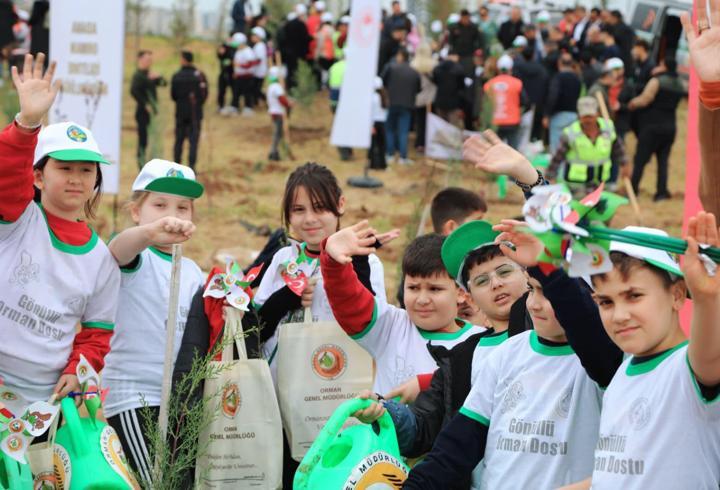 İlkokul öğrencileri fidanları toprakla buluşturdu