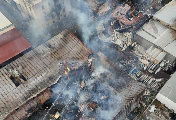 İzmir'de sanayi sitesinde yangın; 7 iş yeri zarar gördü