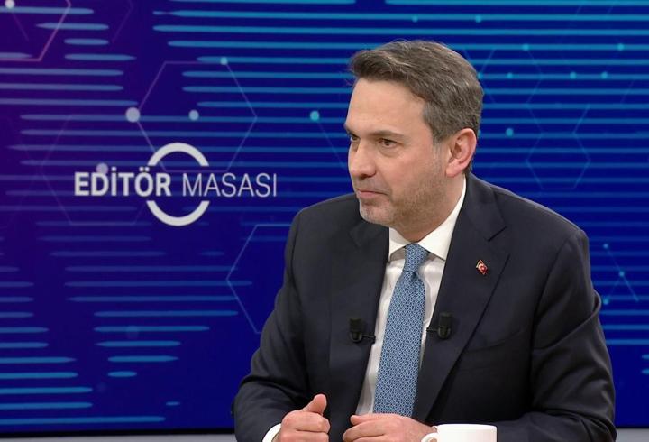 Küresel petrol piyasaları, Orta Doğu’daki jeopolitik gelişmelerin etkisiyle dalgalı seyrini sürdürüyor. ABD’nin İran’a yönelik diplomatik adımları, fiyatlarda sert bir geri çekilmeye yol açtı.1