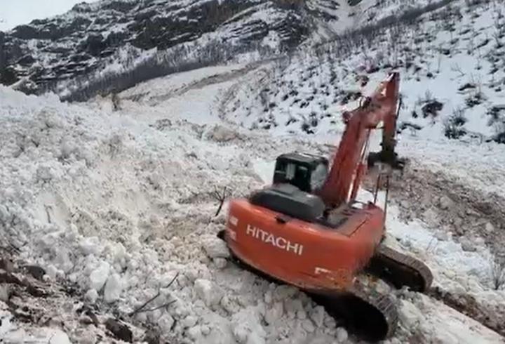 Beytüşşebap’ta çığ düşen yolun ulaşıma açılması için çalışmalar sürüyor