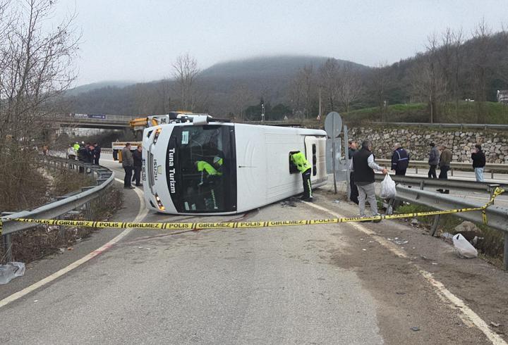 Yalova’da işçi servis midibüsü devrildi: 1 ölü, 20 yaralı