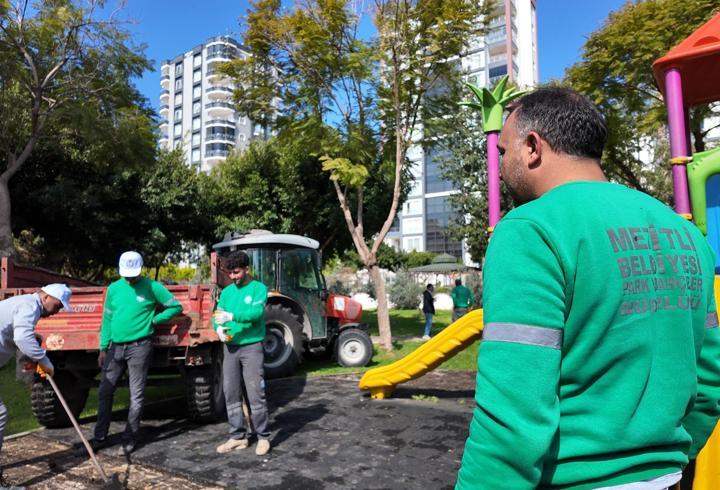 Mezitli’de parklar yenileniyor