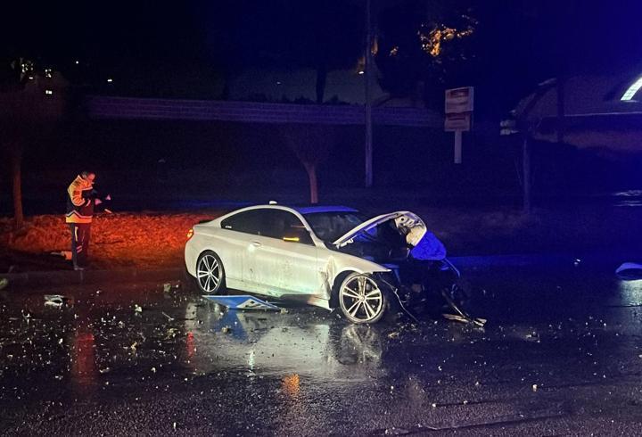 Otomobiliyle direğe çarpan sürücü yaralandı