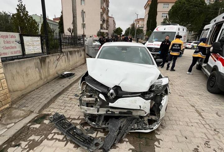 İnegöl’de iki otomobil çarpıştı; 1’i çocuk 5 yaralı