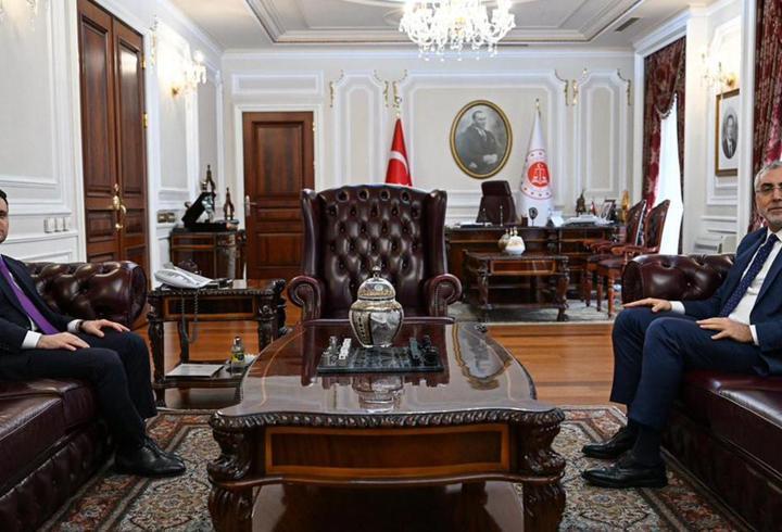 Adalet Bakanı Akın Gürlek, CHP Genel Başkanı Özgür Özel hakkında "hakaret", "iftira", "özel belgede sahtecilik" suçlarından suç duyurusunda bulundu, ayrıca 1 milyon liralık manevi tazminat davası açtı.
1