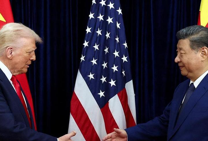 Beyaz Saray’ın resmi sanal medya hesabından paylaşılan iki gizemli video dijital dünyada tartışma yarattı. Dikey formatta çekilen ve kısa sürede milyonlarca kez görüntülenen videolardan biri, paylaşıldıktan kısa süre sonra silindi. Görüntülerin mesajına dair belirsizlik sonrası kullanıcılar, "Beyaz Saray hacklendi mi?" sorusunu gündeme taşıyarak şaşkınlıklarını dile getirdi.  5