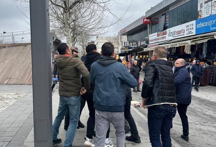 Seyyar satıcıların zabıta görevlilerine saldırı anı kamerada: 2 yaralı, 2 tutuklama